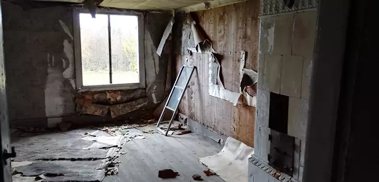 Why Selling a Distressed House Through Traditional Methods Fails in Phoenix